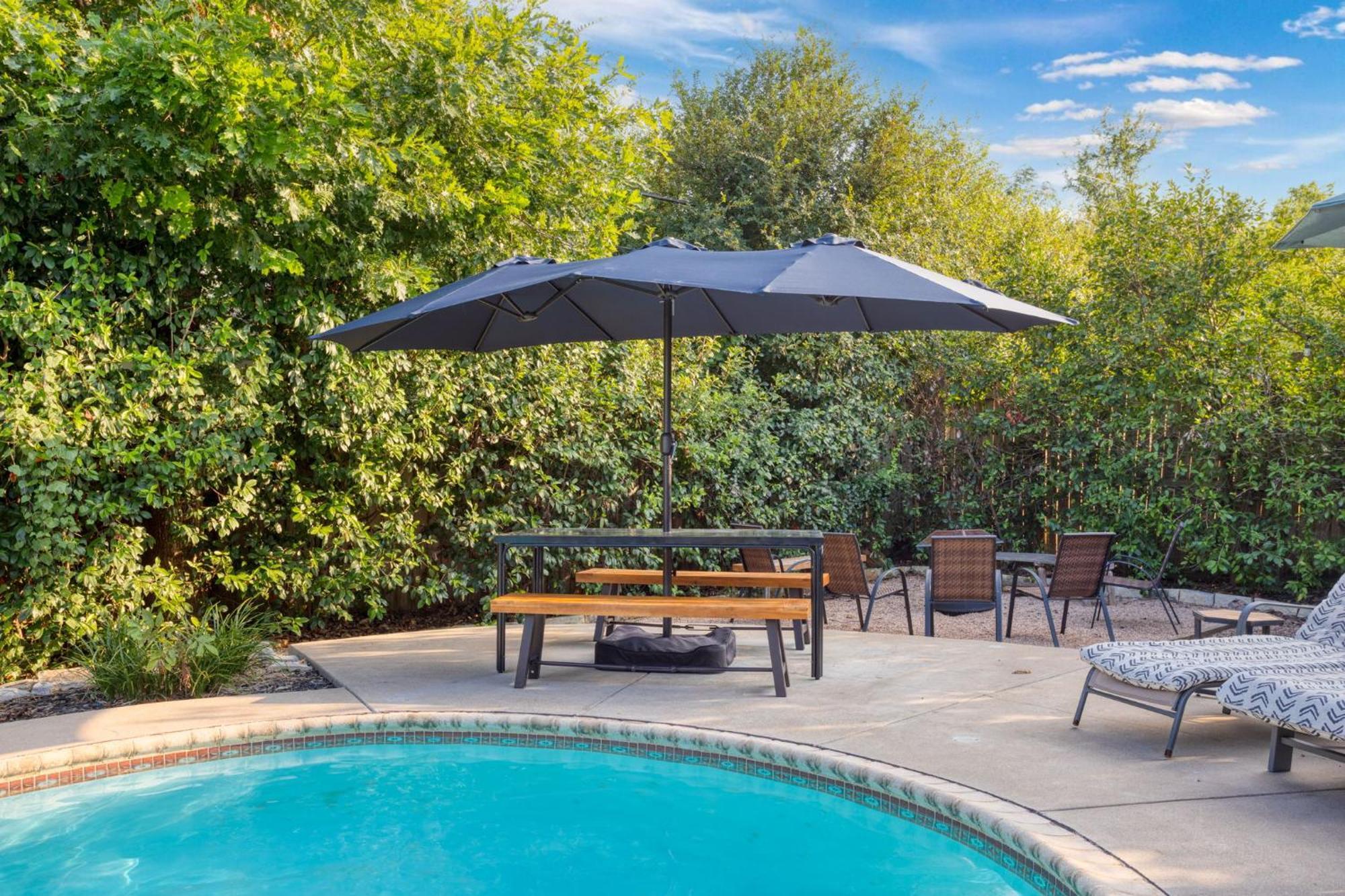 Timeless-Texas-Inn - Heated Pool Oasis & Lux Vibe Round Rock Exterior photo